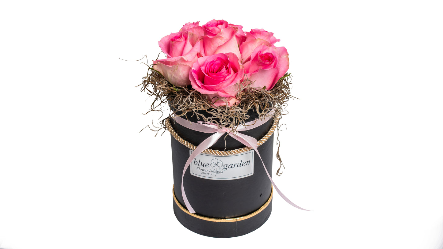 Σύνθεση με Φρέσκα Τριαντάφυλλα και Τιλάνσια σε Λευκό/Μαύρο Κουτί - BG Flowers