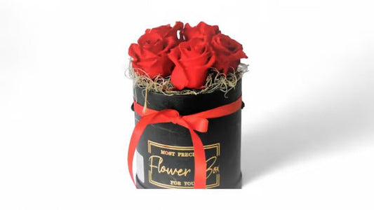 Φρέσκα κόκκινα Τριαντάφυλλα Με Τιλάνσια Σε Μαύρο/Άσπρο Κουτί - #bluegardenflowers#